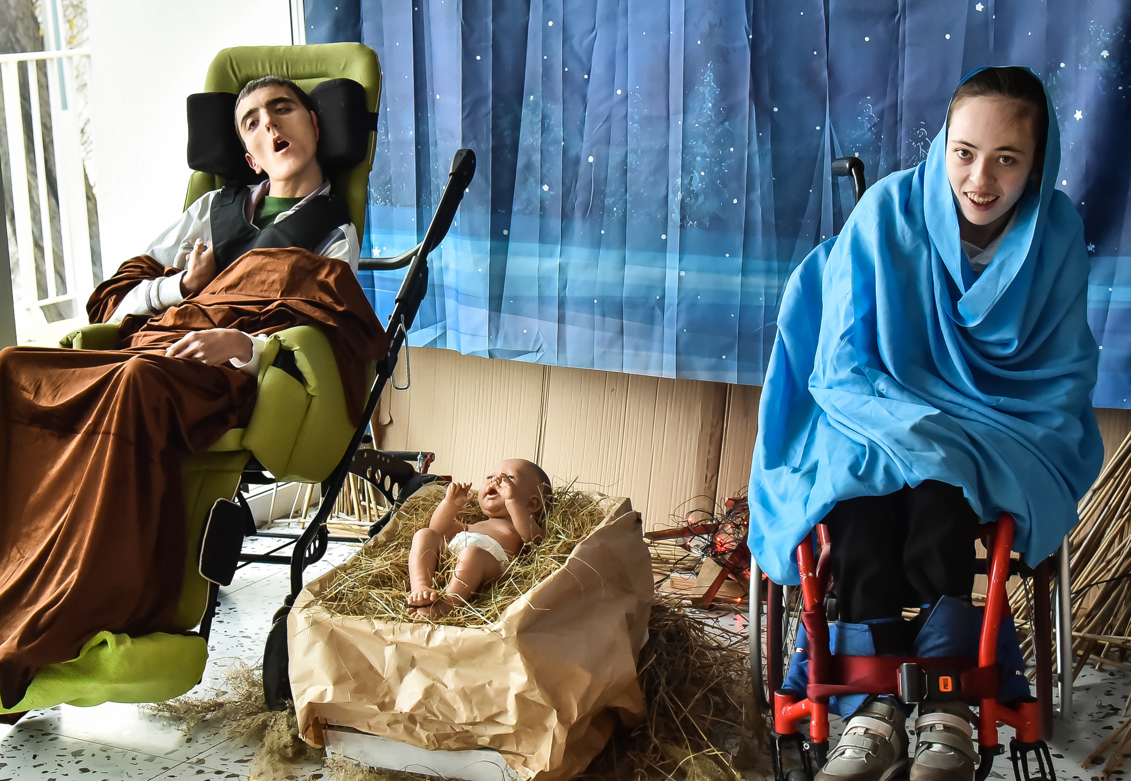 Spektakl świąteczny podopiecznych Miejskiego Ośrodka Rehabilitacji i Usług Specjalistycznych w Głogowie w NEPTUNIE — zdjęcie 1 z 26