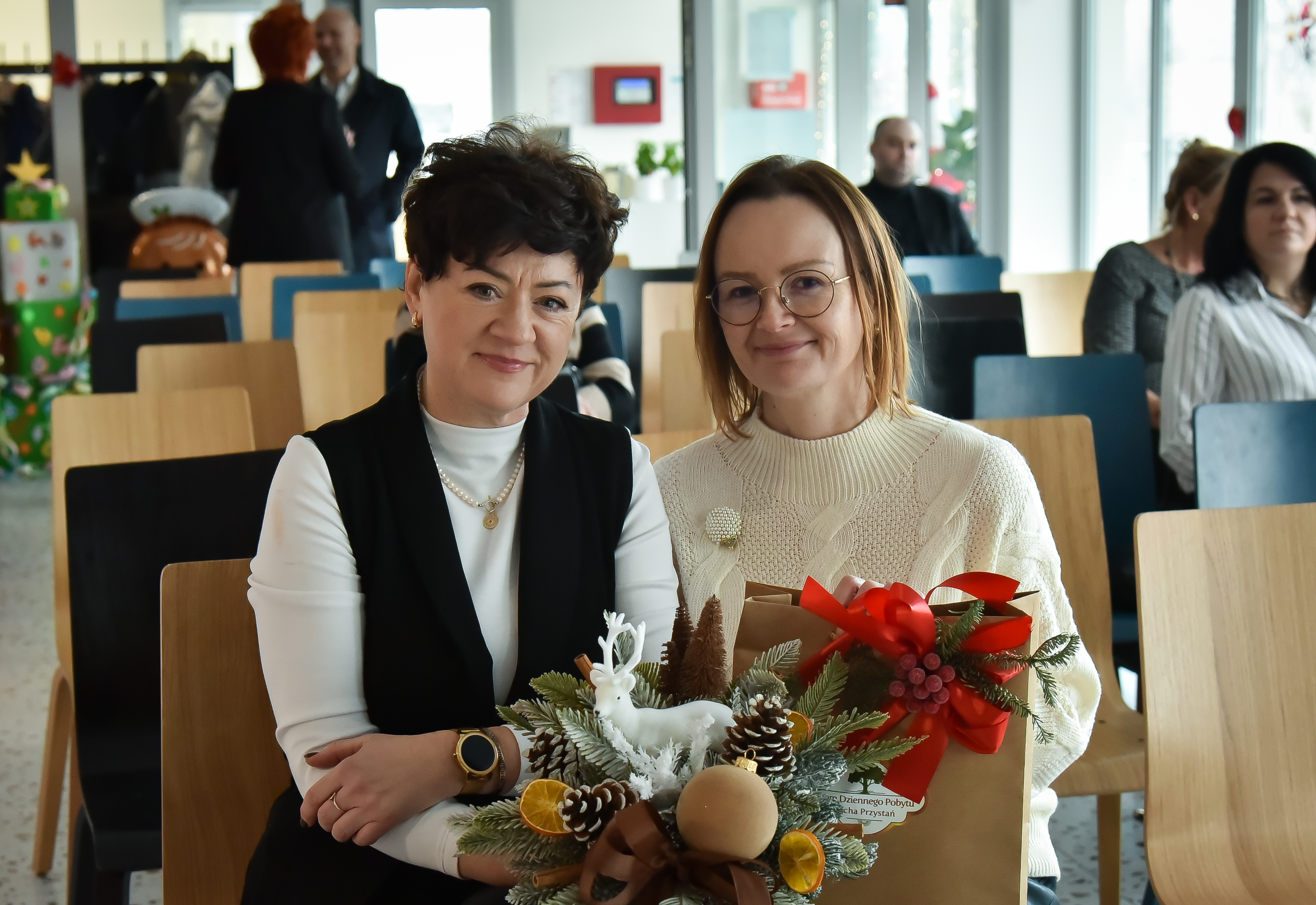 Spektakl świąteczny podopiecznych Miejskiego Ośrodka Rehabilitacji i Usług Specjalistycznych w Głogowie w NEPTUNIE — zdjęcie 2 z 26