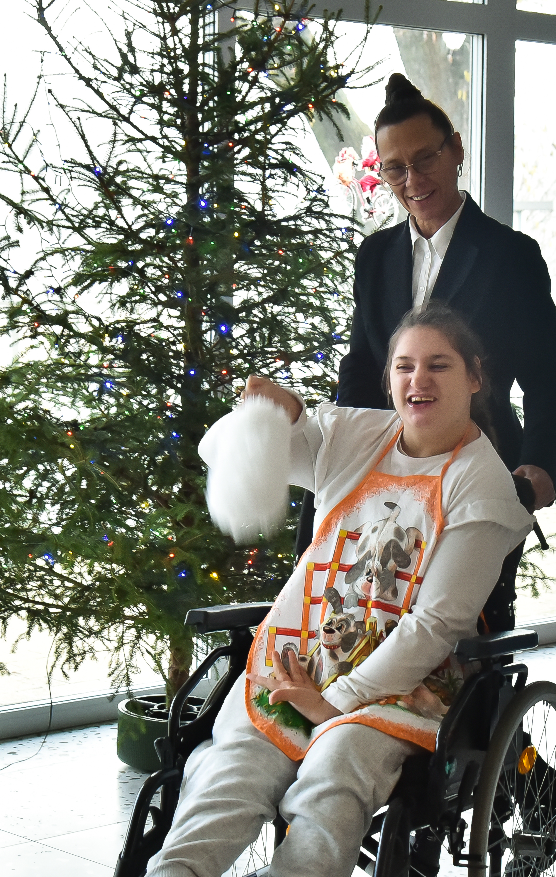 Spektakl świąteczny podopiecznych Miejskiego Ośrodka Rehabilitacji i Usług Specjalistycznych w Głogowie w NEPTUNIE — zdjęcie 10 z 26