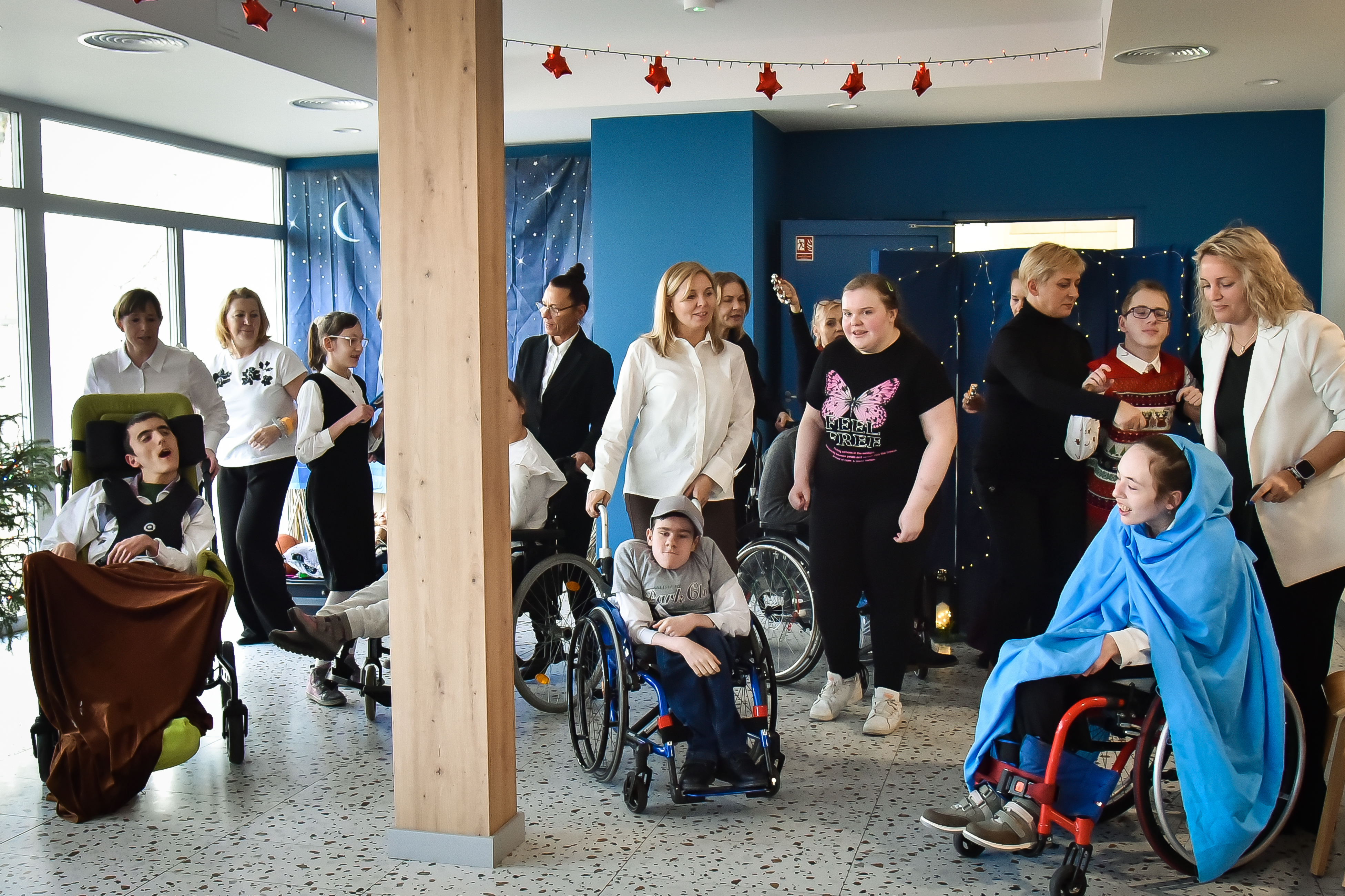 Spektakl świąteczny podopiecznych Miejskiego Ośrodka Rehabilitacji i Usług Specjalistycznych w Głogowie w NEPTUNIE — zdjęcie 22 z 26