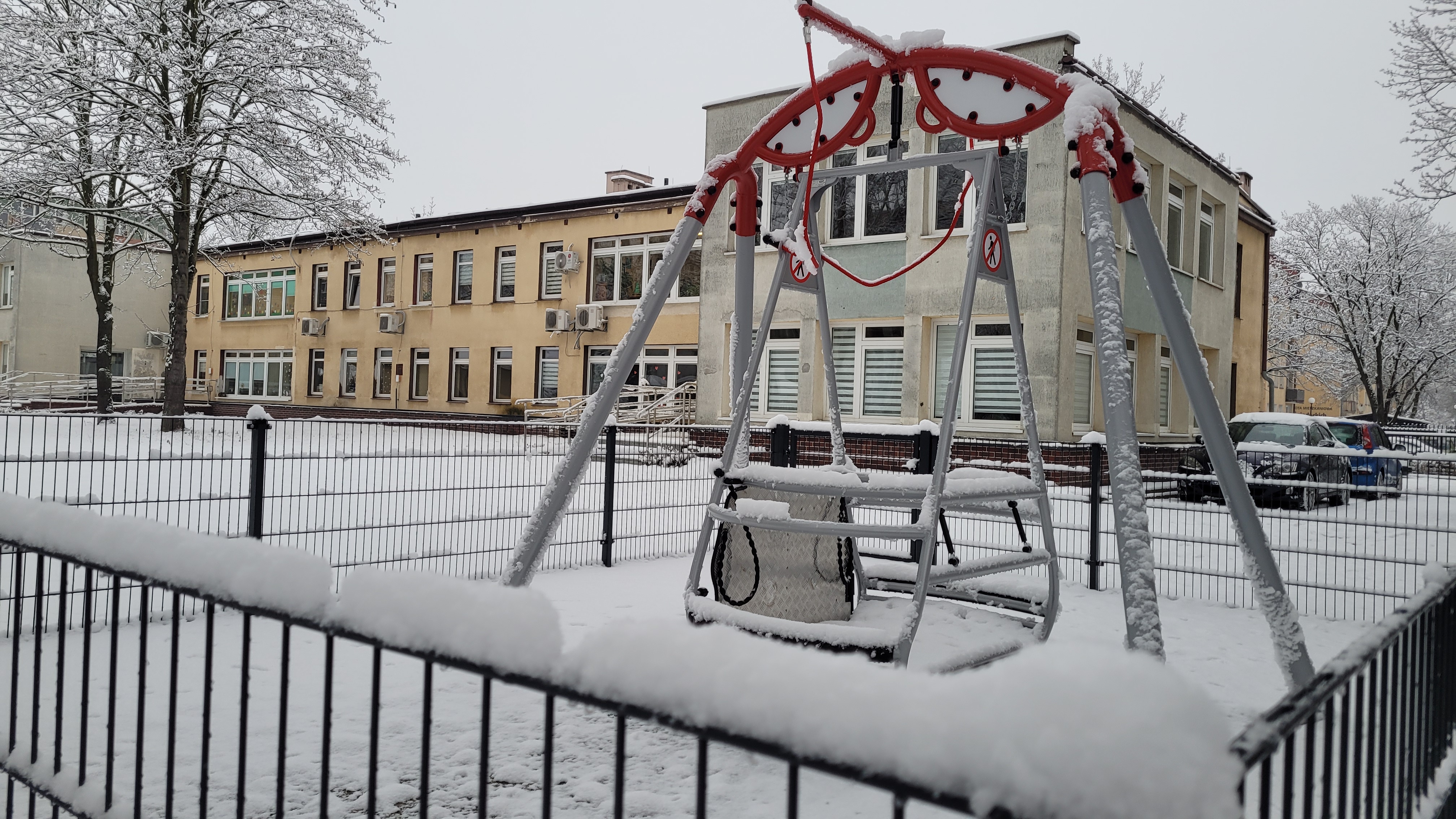Piękna zima w parku Miejskiego Ośrodka Rehabilitacji i Usług Specjalistycznych w Głogowie — zdjęcie 3 z 8