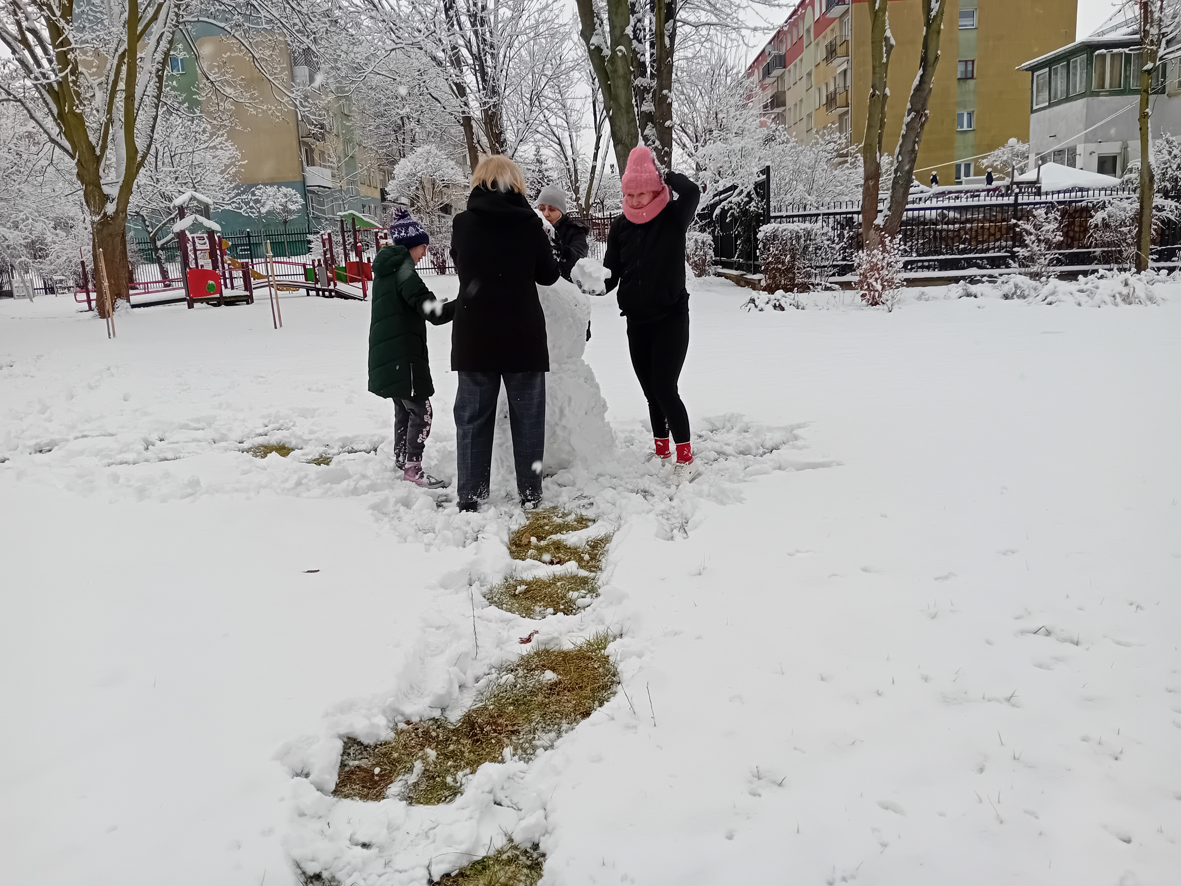Piękna zima w parku Miejskiego Ośrodka Rehabilitacji i Usług Specjalistycznych w Głogowie — zdjęcie 4 z 8